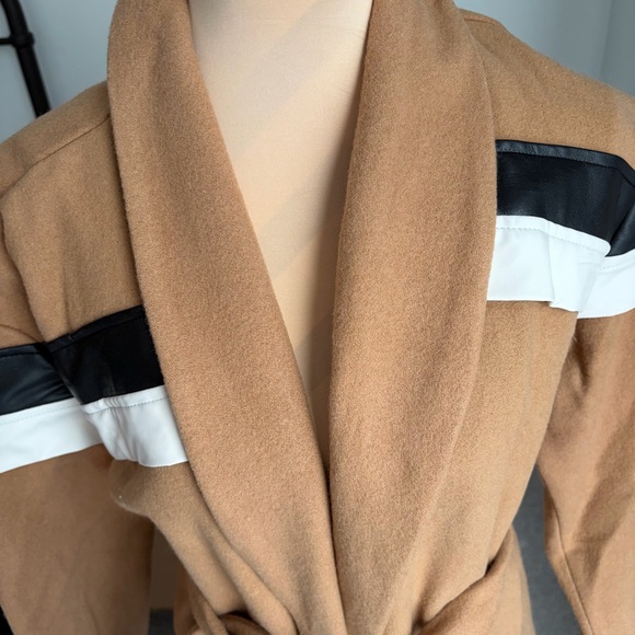 Women’s Tan Trench Coat with Black and White Accents – Size S - Picture 10 of 13